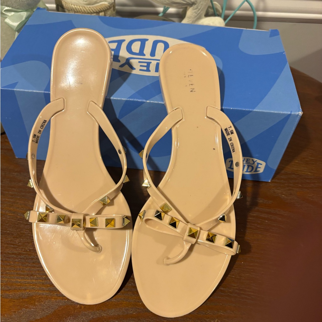 Women's Sandals Steve Madden Beige Gold Studded Flat Sandal - Size 7.5 Worn 2x